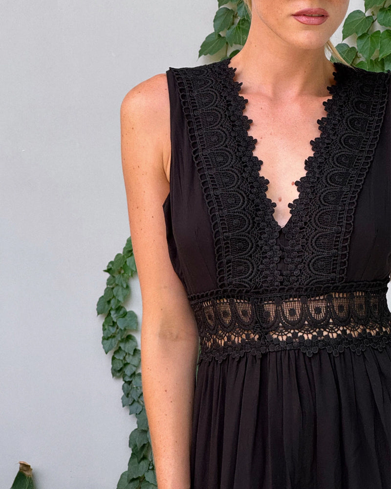 Amvia | Refined Lace V-Neck Dress