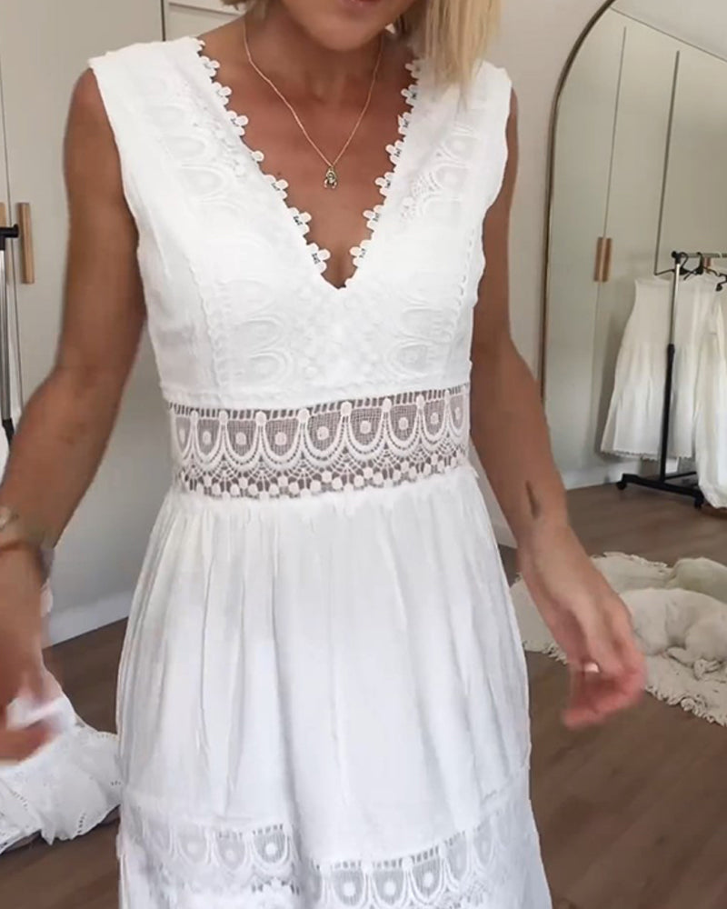 Amvia | Refined Lace V-Neck Dress